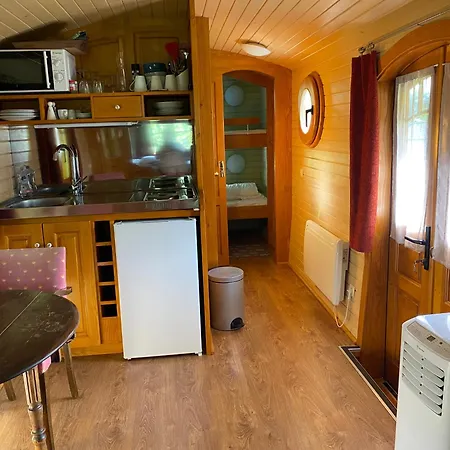 Roulottes Des Combrailles 营地