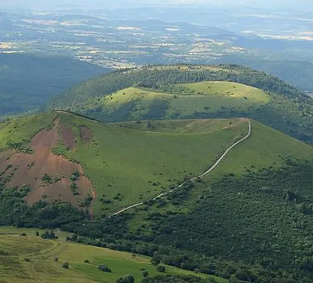 Roulottes Des Combrailles Кемпинг